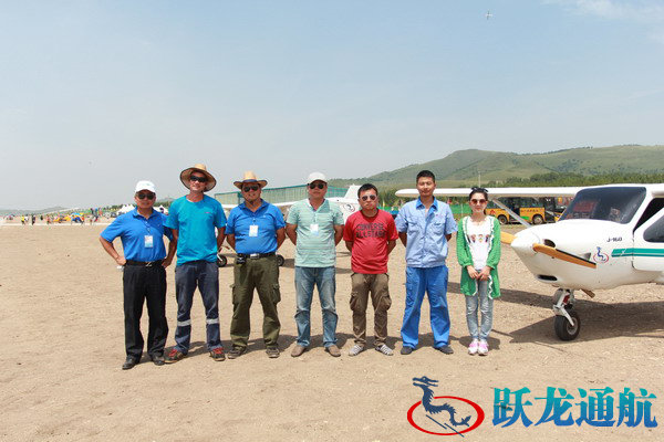 躍龍通航團隊參加飛行大會活動合影留念